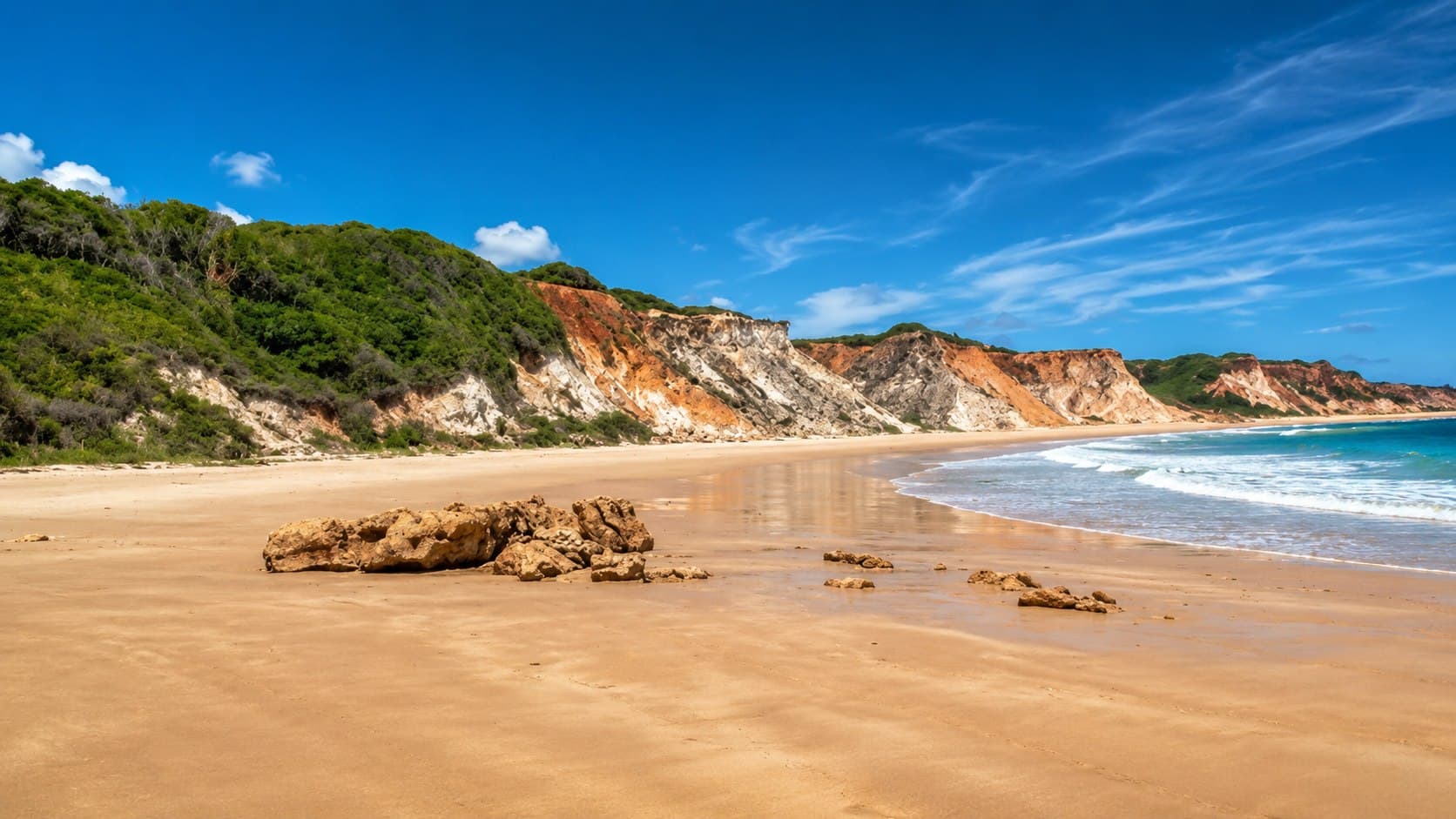 Praia e falésias na Costa do Conde