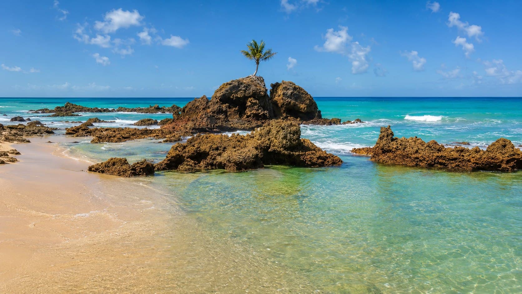 Piscinas naturais e formações rochosas em Tambaba